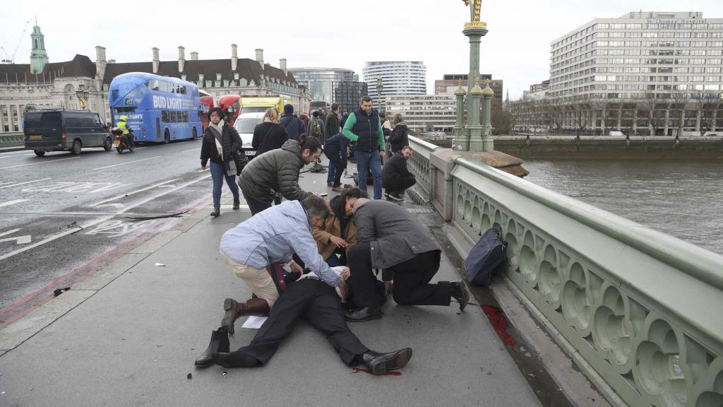 Cuatro personas muertas y 40 heridos deja el ataque terrorista junto al Parlamento británico