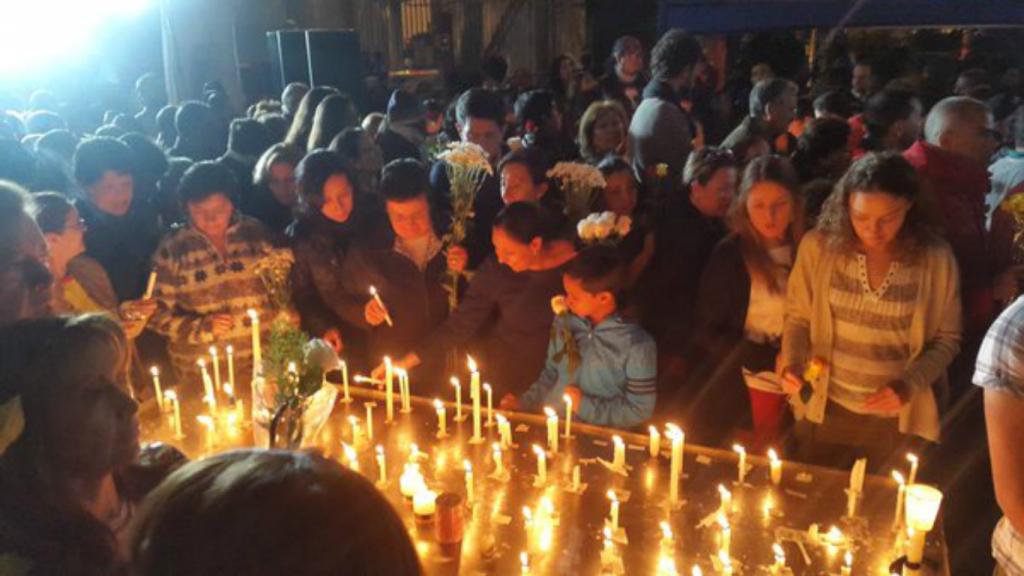 Silencio, flores y velas encendidas en homenaje a 654 fallecidos en terremoto