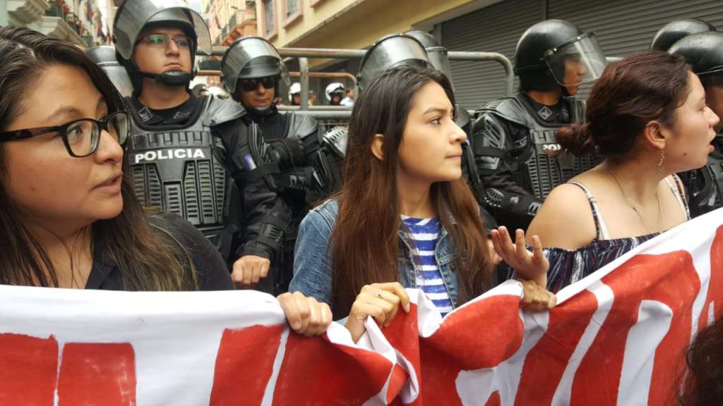 Estudiantes marchan contra recorte presupuestario