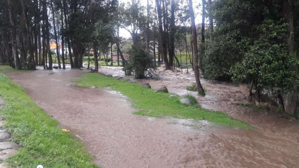 Desbordamiento del Yanuncay causa alarma en Cuenca