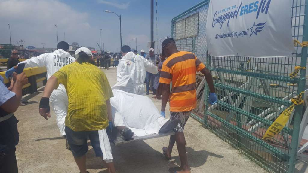 Hallan cuerpo de joven desaparecido en barcaza que se viró en la Caraguay