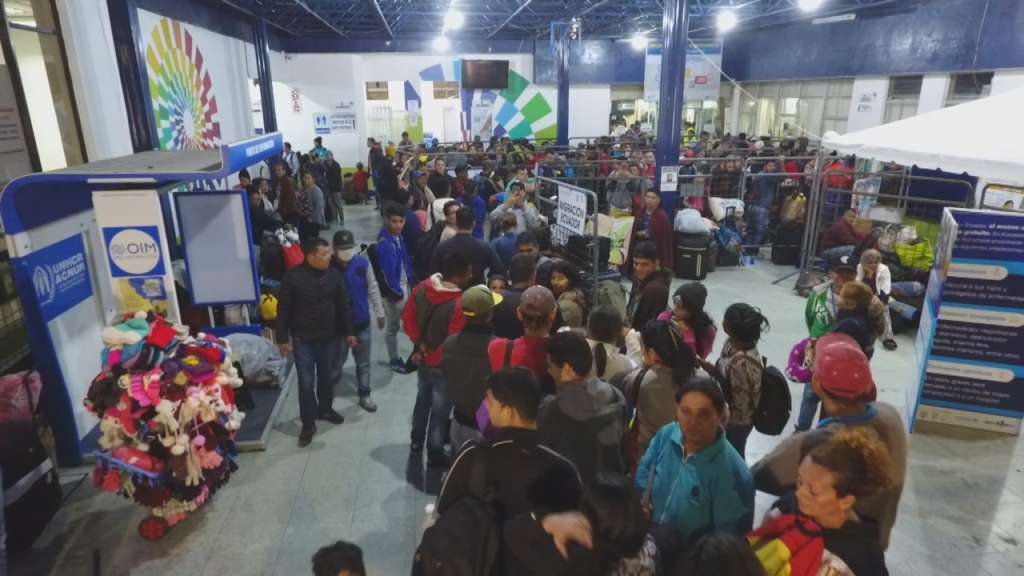 Venezolanos se aglomeran en ingreso a Ecuador