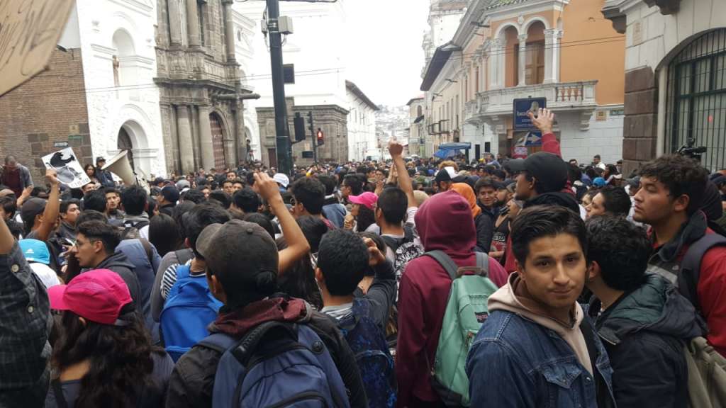 Estudiantes marchan contra recorte presupuestario