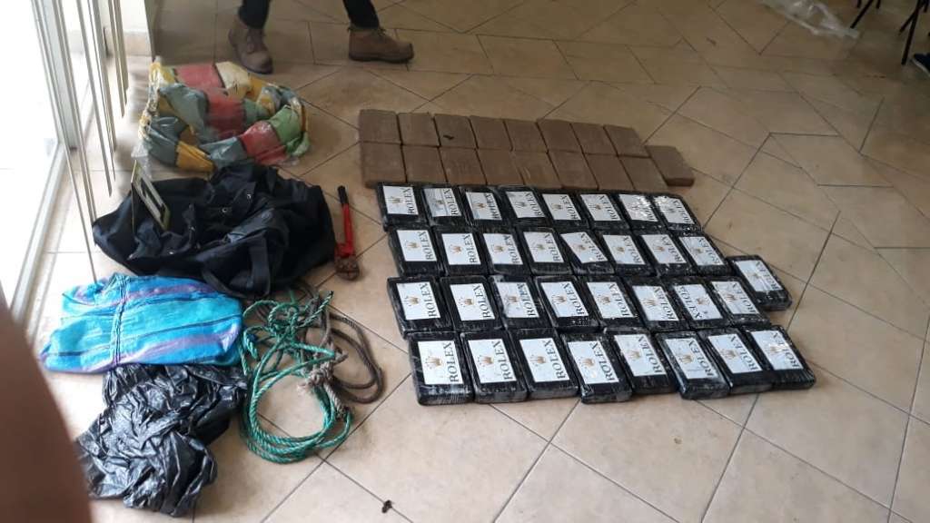 Detienen a hombre con 138 kilos de droga en río Guayas