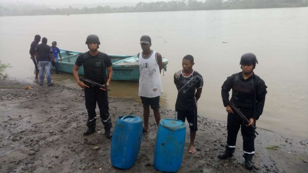 Dos detenidos por transportar droga en río Esmeraldas