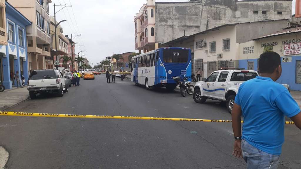 Asesinan a joven mientras iba en un bus, en suburbio de Guayaquil