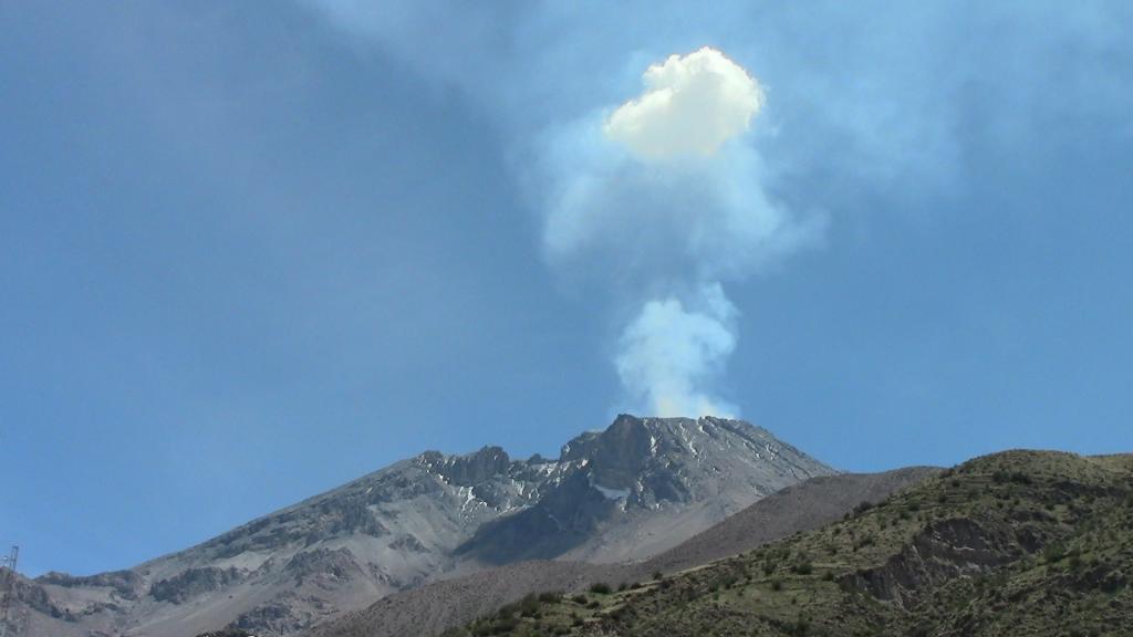 Decretan alerta naranja por erupción de volcán en Perú