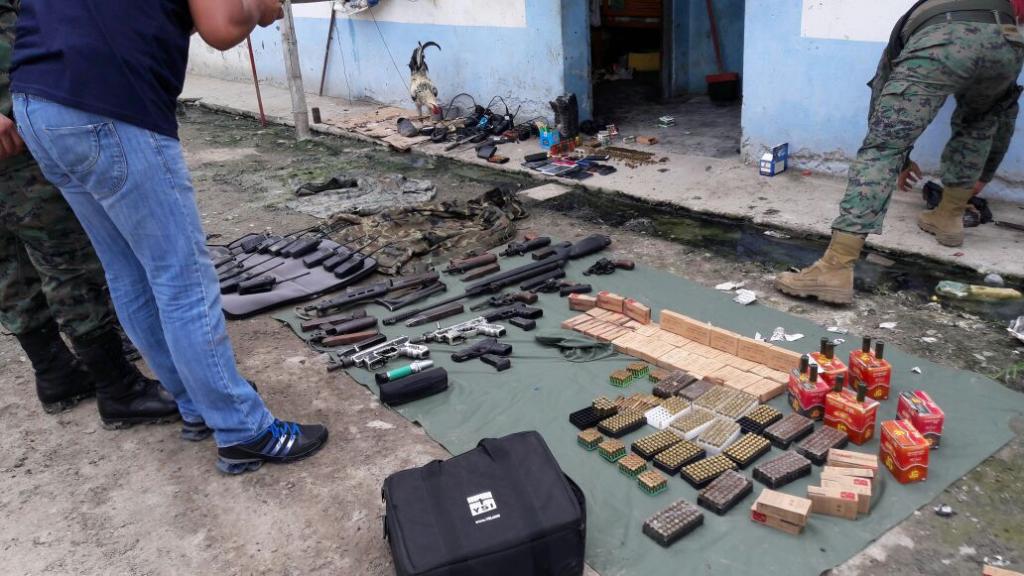 Operativo de control de armas deja 4 personas detenidas en vía Guayaquil-Naranjal