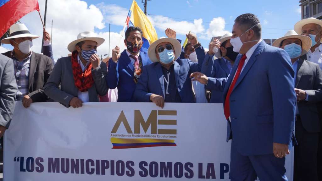 Alcaldes marchan en Quito y piden pagos a Gobierno central