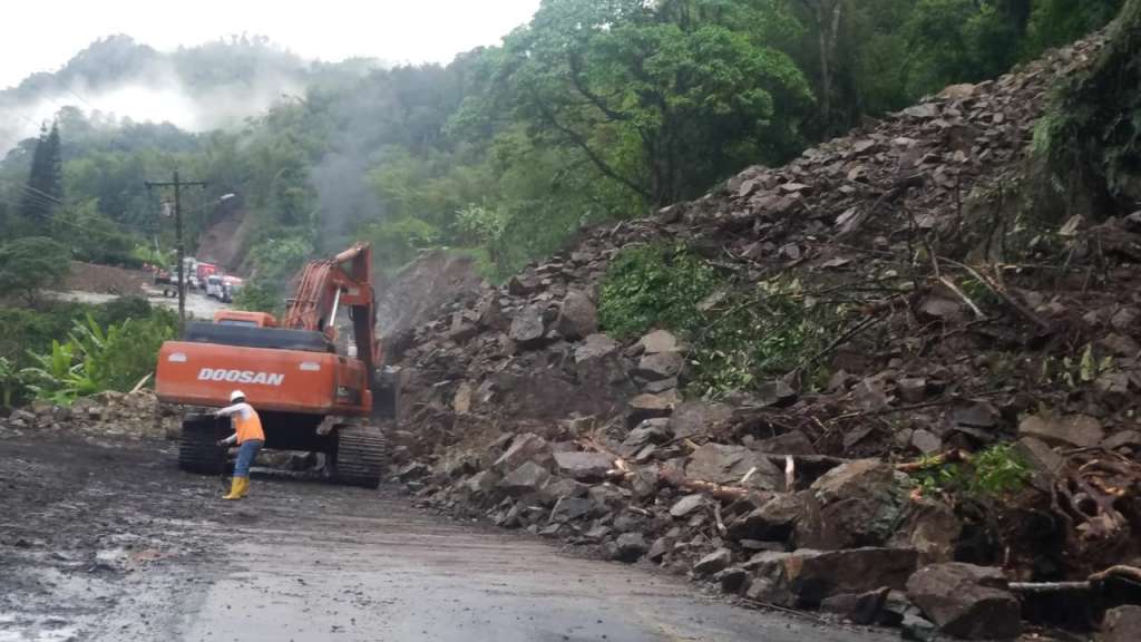 La vía Alóag-Santo Domingo se cierra por un deslizamiento