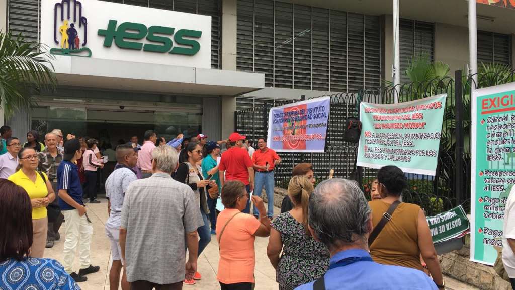 Jubilados protestan por posibles reformas al IESS