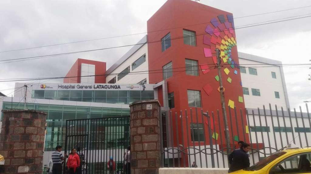 Hombre se lanzó de la terraza de hospital en Latacunga