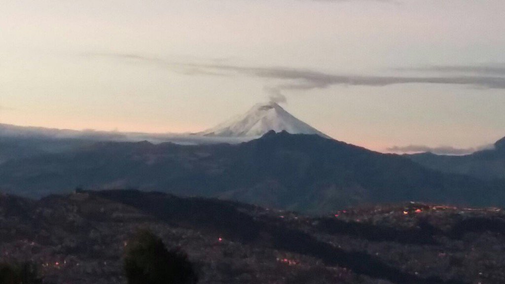 Una fumarola se divisó este viernes en el volcán Cotopaxi