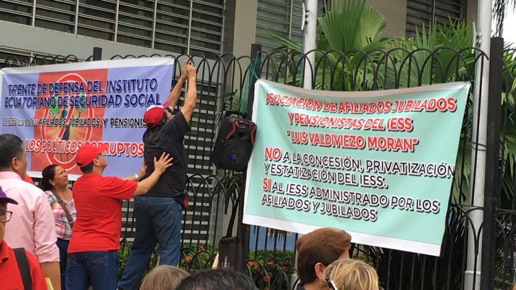 Jubilados protestan por posibles reformas al IESS