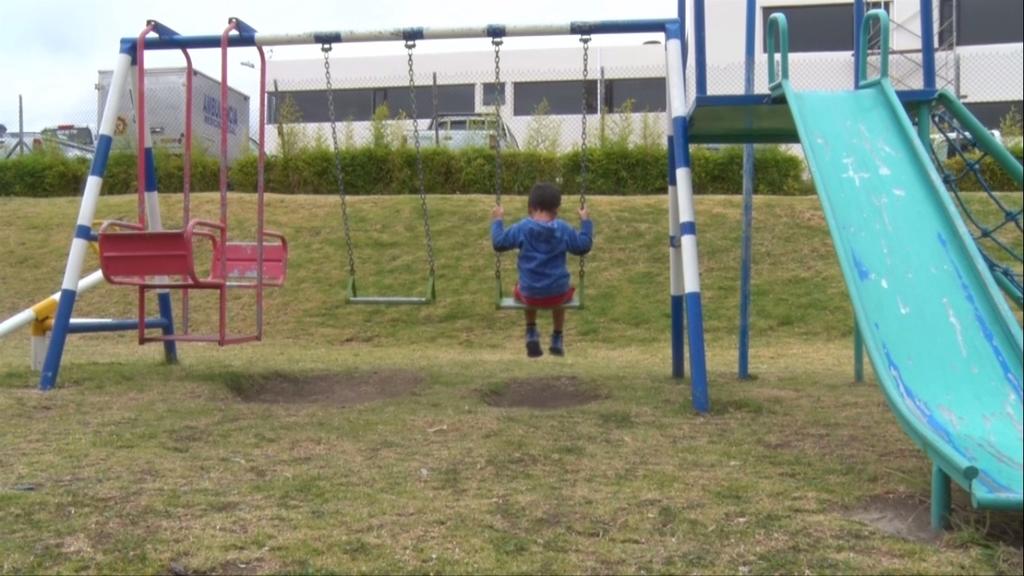 Mujer abandona a hijo en oficinas de Dinapen en Ambato