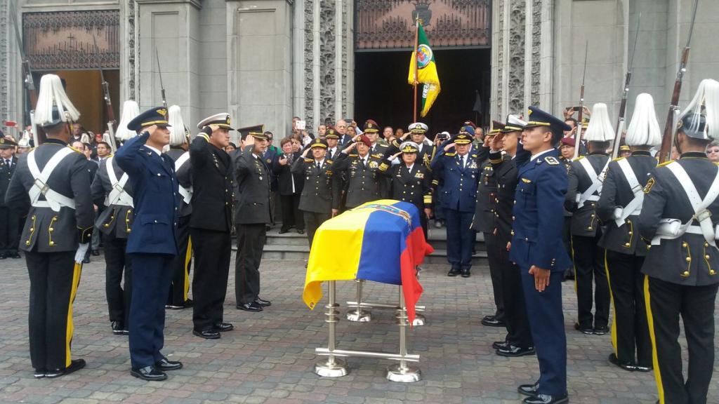 Sepultaron con honores militares a expresidente Durán-Ballén
