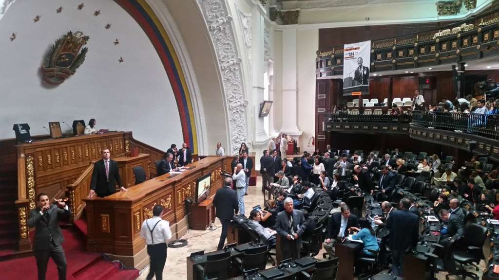 Diputados opositores venezolanos se enfrentan sobre diálogo con Maduro