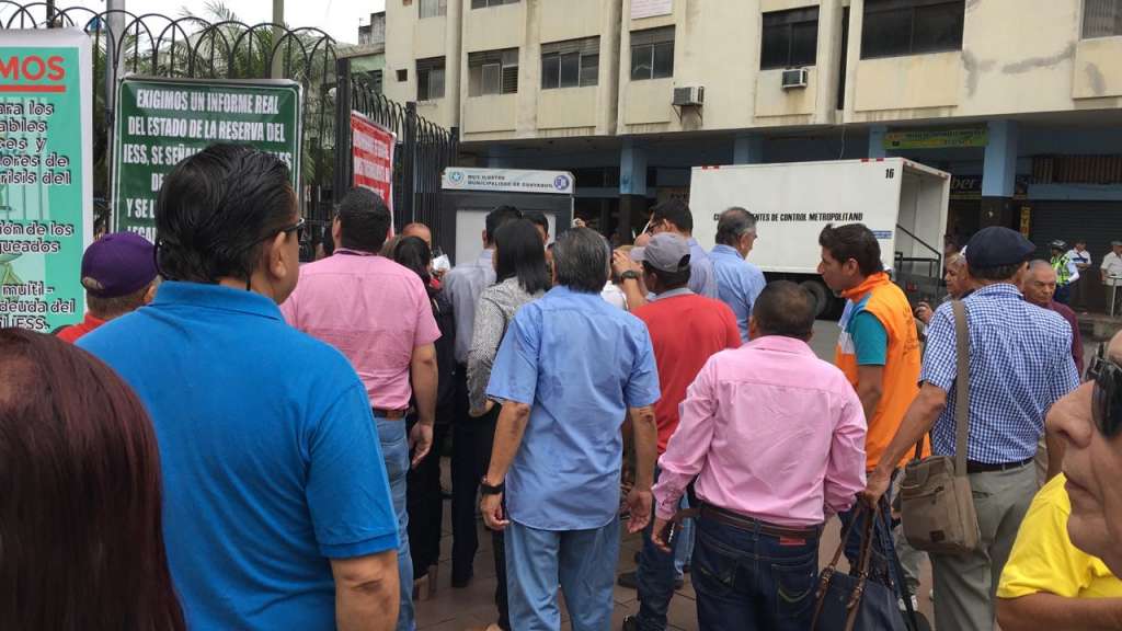 Jubilados protestan por posibles reformas al IESS