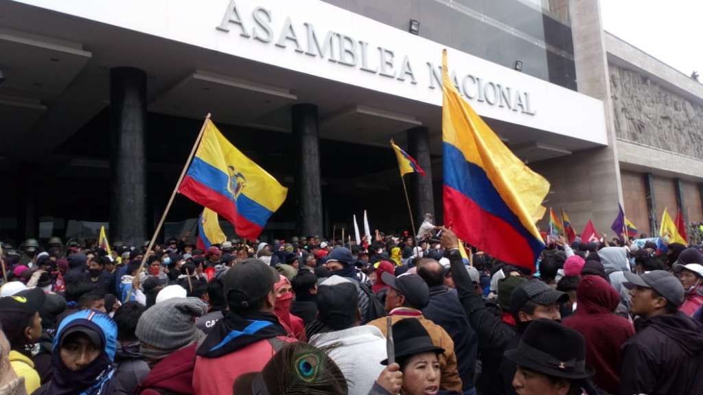 Indígenas, desalojados de patios de Asamblea