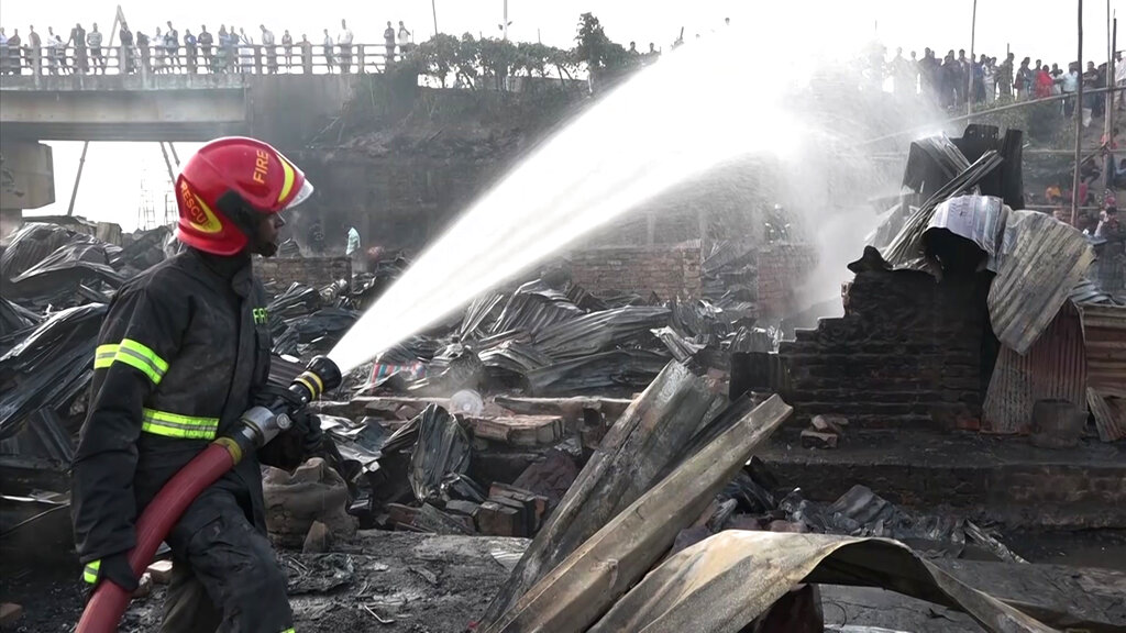 Incendio en barrio pobre deja 9 muertos en Bangladesh