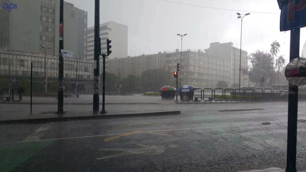 Intensa lluvia sorprende a habitantes del centro y sur de Quito