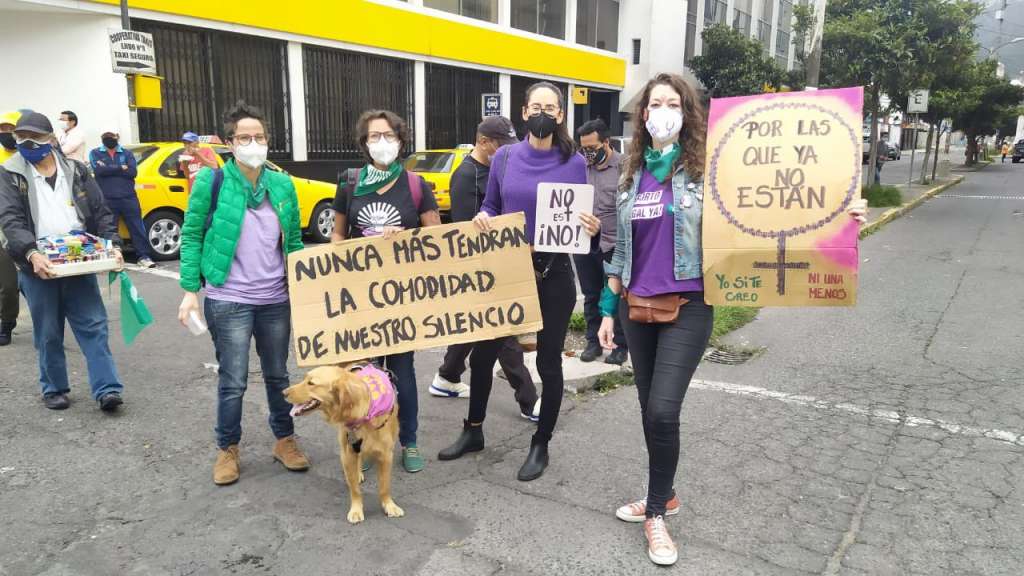 Mujeres marcharon en Quito previo al 8 de Marzo