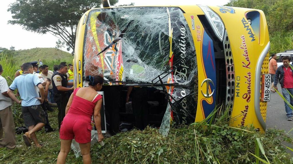 ECU 911 reporta 3 muertos tras volcamiento de bus en Manabí