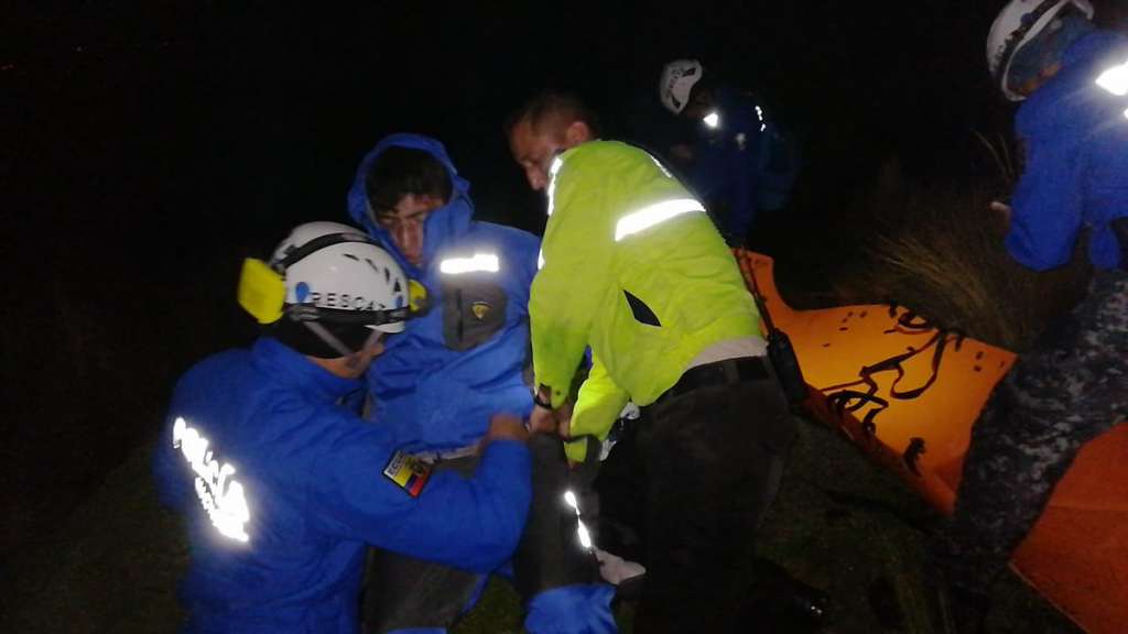 Joven fue rescatado tras caer de un cerro en Quito