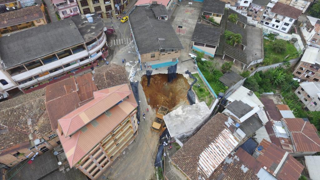 Nuevo socavón en Zaruma, El Oro, afecta a una escuela de esta localidad