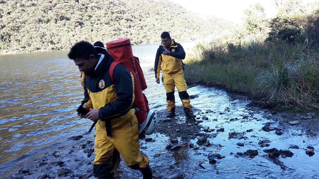 En Azuay rescatan a 4 pescadores extraviados en la laguna Mayla