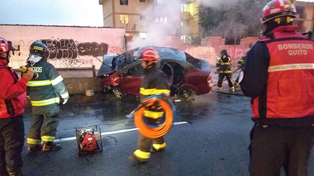 Una persona fallecida en incendio vehicular en Quito