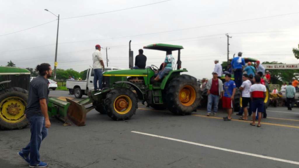 Arroceros cerraron vías en Guayas por falta de pago de la Unidad Nacional de Almacenamiento