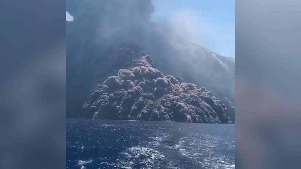 Turistas escapan de la erupción del volcán Stromboli