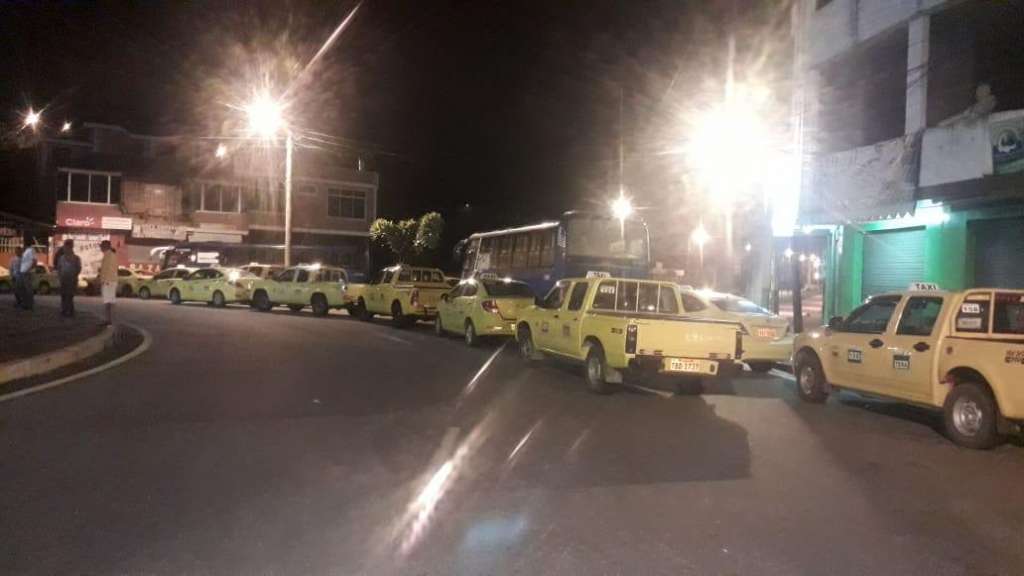 Transportistas paralizan actividades en Napo y Carchi