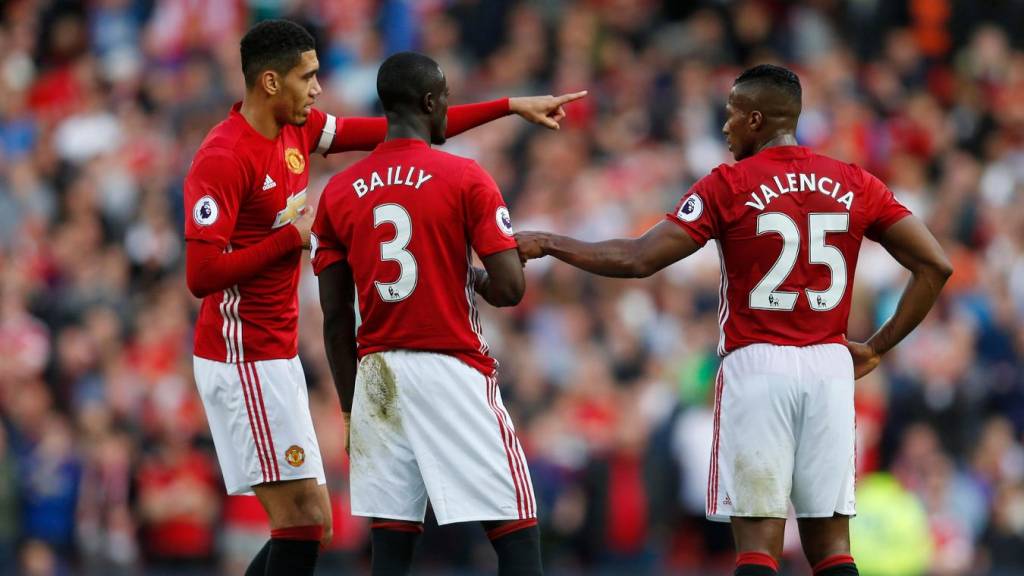 Manchester United plantea una revolución defensiva