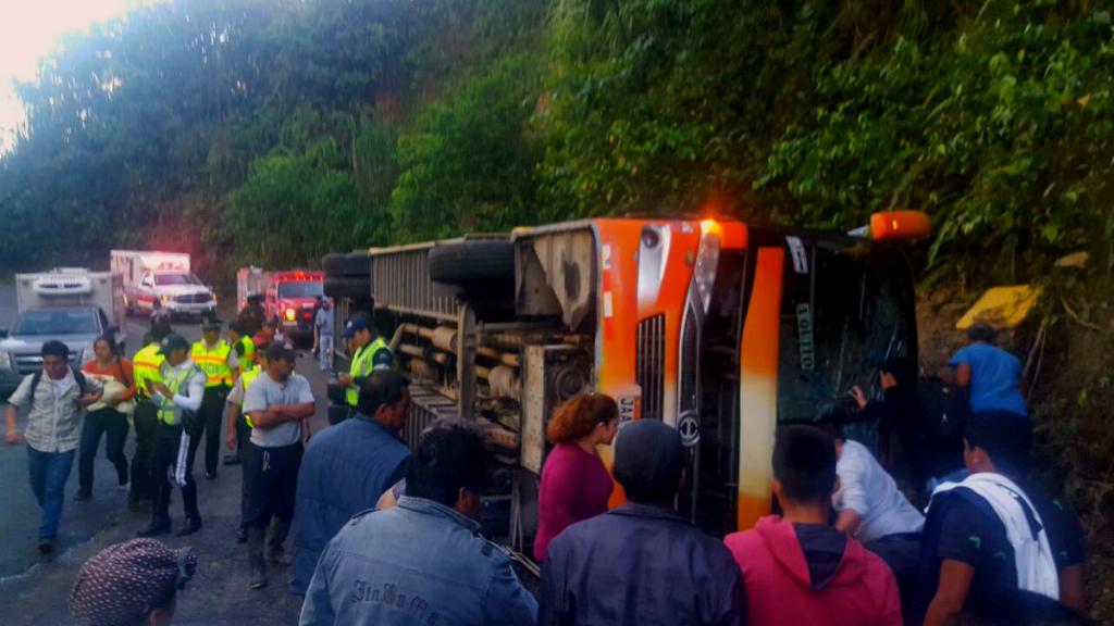 Accidente en la vía Calacalí - La Independencia deja 20 heridos