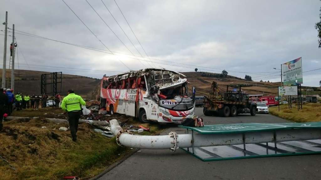 Volcamiento de bus en cantón Colta deja 5 muertos