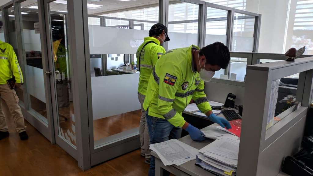 Ejecutan 13 allanamientos por presunta red de corrupción en Finanzas