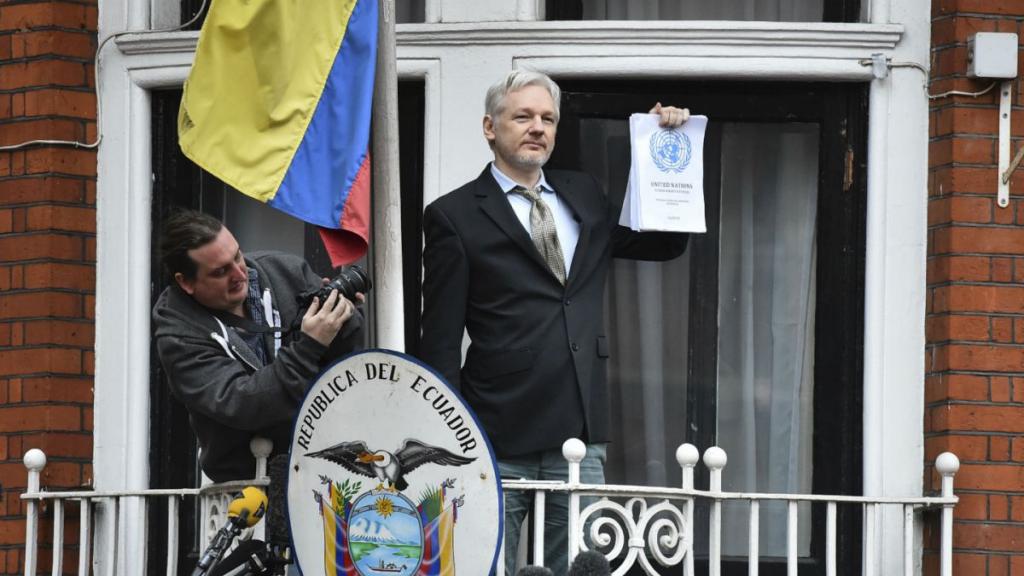 Fondos de Senain se habrían usado para asilo de Assange