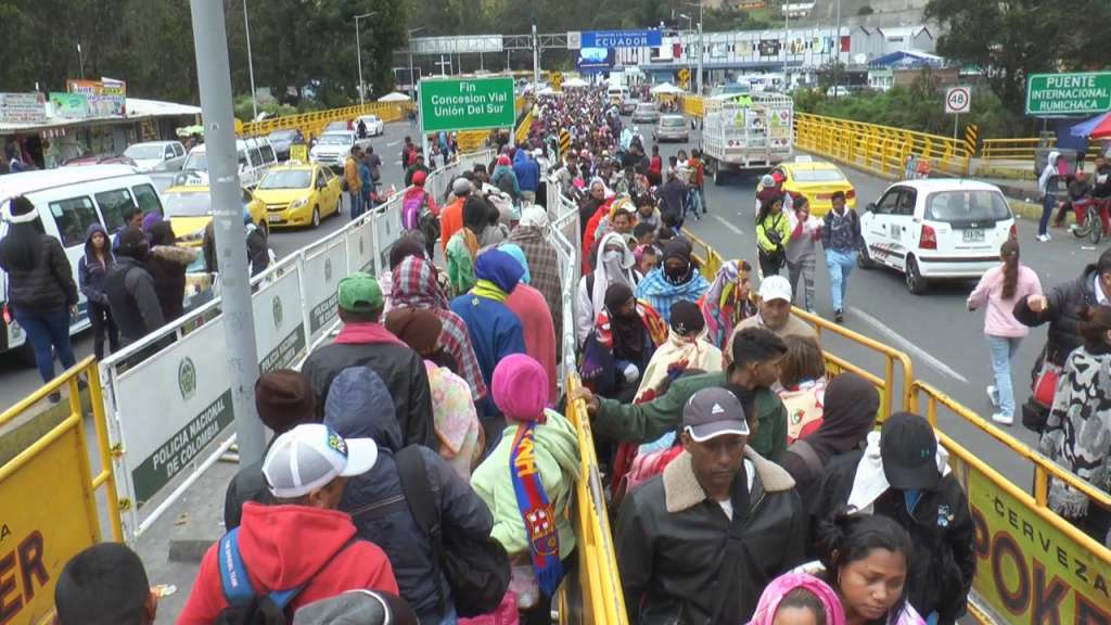 Largas filas de venezolanos para ingresar a Ecuador