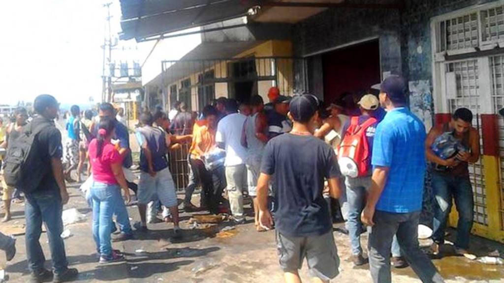 Muerte en saqueo en Venezuela aviva críticas por efectos de crisis nacional
