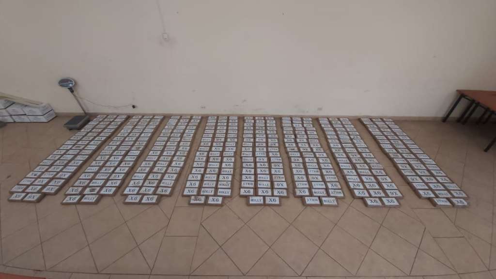 Hallan alrededor de 300 paquetes de droga en furgoneta abandonada en Durán