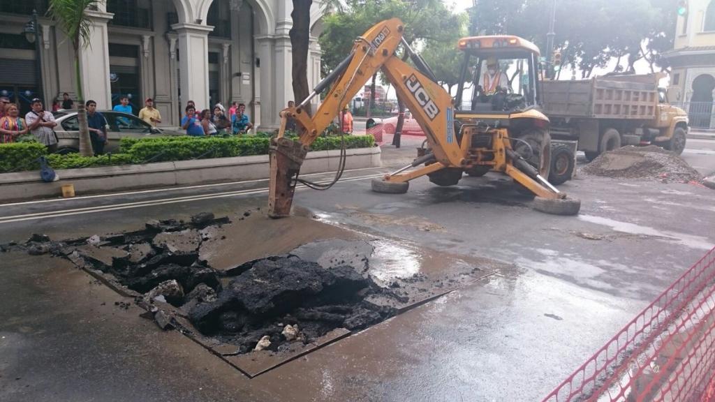 Rotura de tubería provocó agujero en centro de Guayaquil, según autoridades