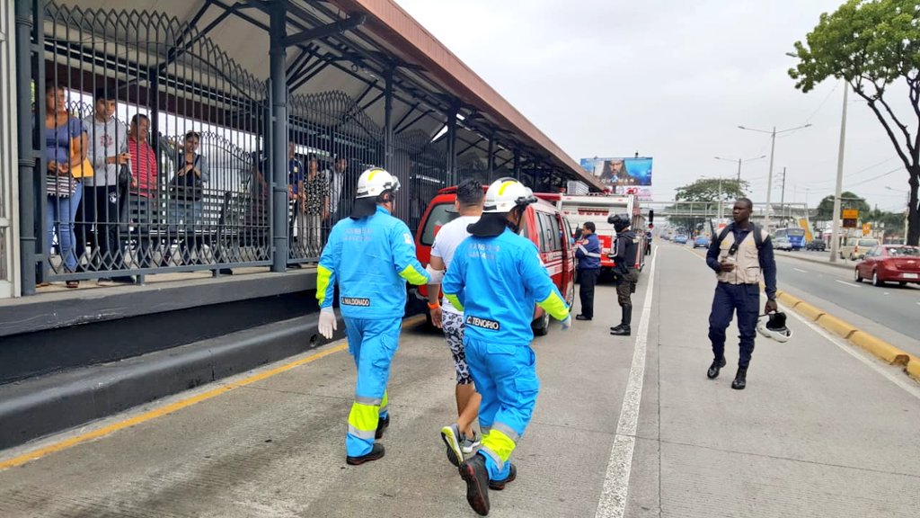 6 heridos por derrame de ácido en Metrovía en Guayaquil