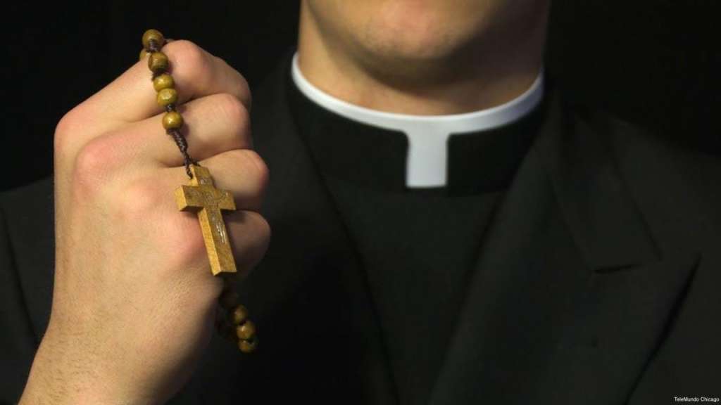 Sentencian a sacerdote por violación a menor de edad