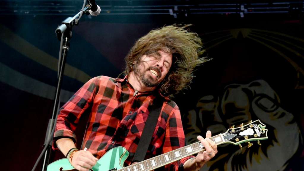 Líder de Foo Fighters cayó del escenario durante un concierto