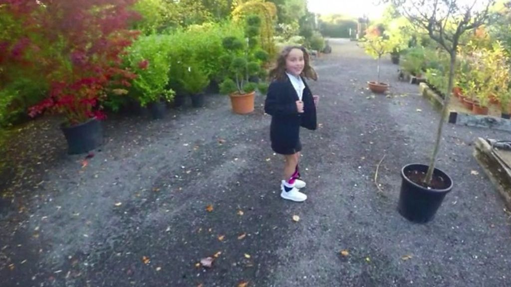 La niña de 7 años que usó sus ahorros y convenció a su padre para plantar un árbol en la calle más comercial de Londres