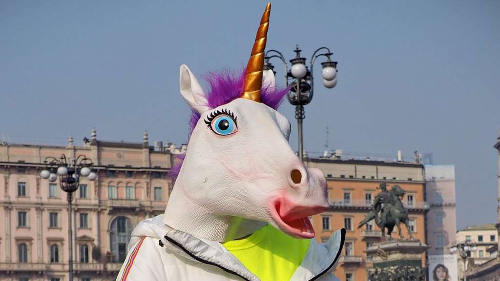 Hombre disfrazado de unicornio roba tienda en EEUU