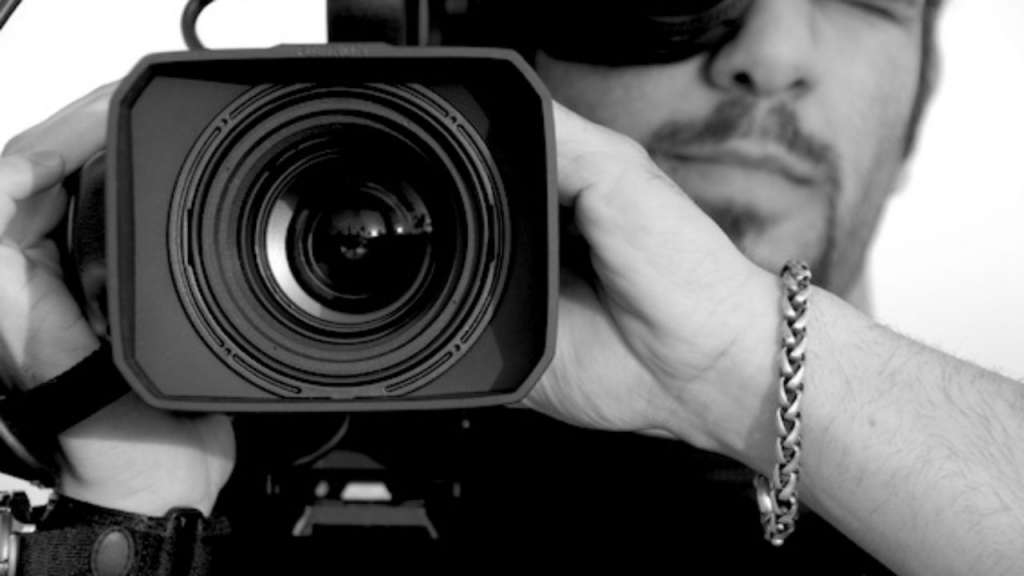 Camarógrafo cae en pozo en plena transmisión