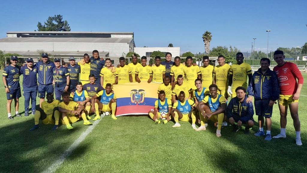 Ecuador oficializa alineación para debut en Sudamericano